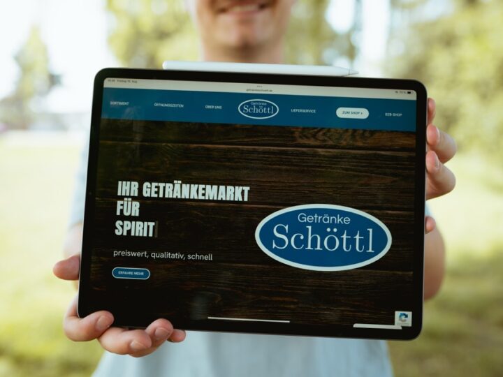 Daniel Weber von FWN Media präsentiert eine Website auf dem Tablet