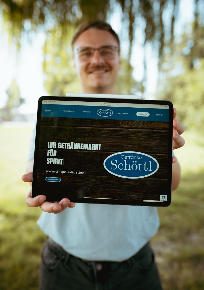 Dani arbeitet am Tablet an einer Website