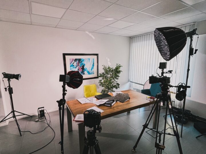 Fotostudio von ONELight Production mit Kamera und Lichttechnik