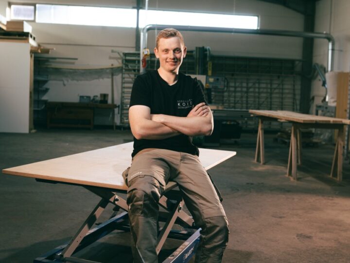 Sebastian Koid in der Werkstatt von Koid Holz-Bauelemente