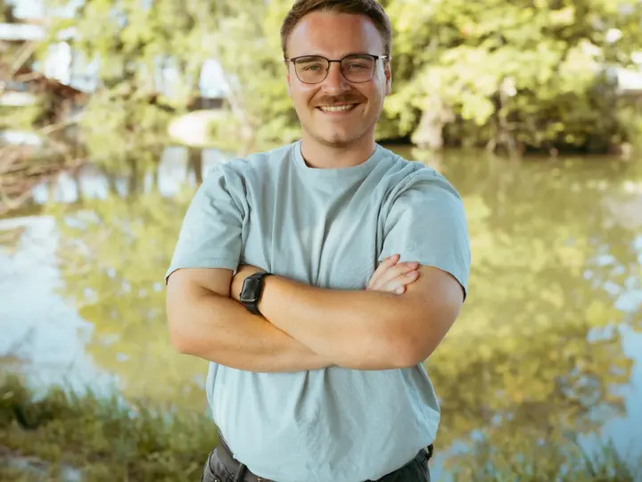 Daniel Weber von der Webdesign-Agentur FWN Media aus Manching bei Ingolstadt, mit verschränkten Armen im Porträt
