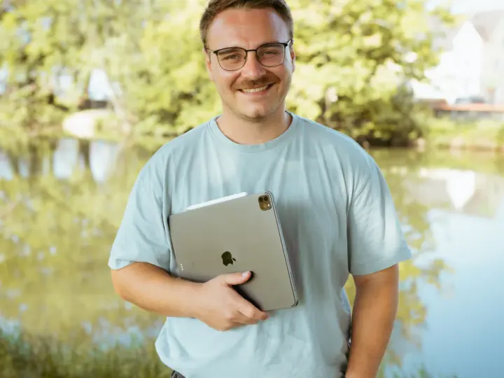Daniel Weber von der Webdesign-Agentur FWN Media aus Manching bei Ingolstadt, mit dem iPad im Porträt