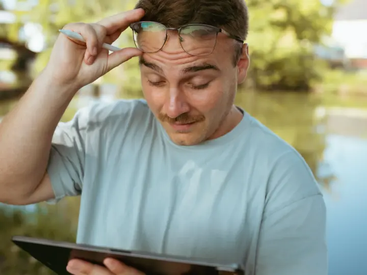 Daniel Weber von der Webdesign-Agentur FWN Media aus Manching bei Ingolstadt, neugierig mit einem Tablet
