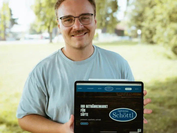 Daniel Weber von der Webdesign-Agentur FWN Media aus Manching bei Ingolstadt, am Projekt Getränke Schöttl mit einem Tablet