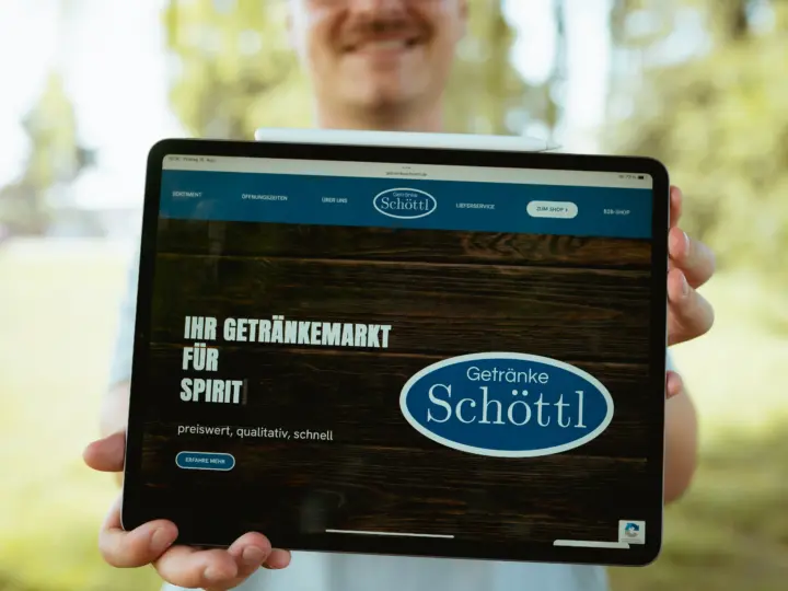 Daniel Weber von der Webdesign-Agentur FWN Media aus Manching bei Ingolstadt, mit einem Tablet