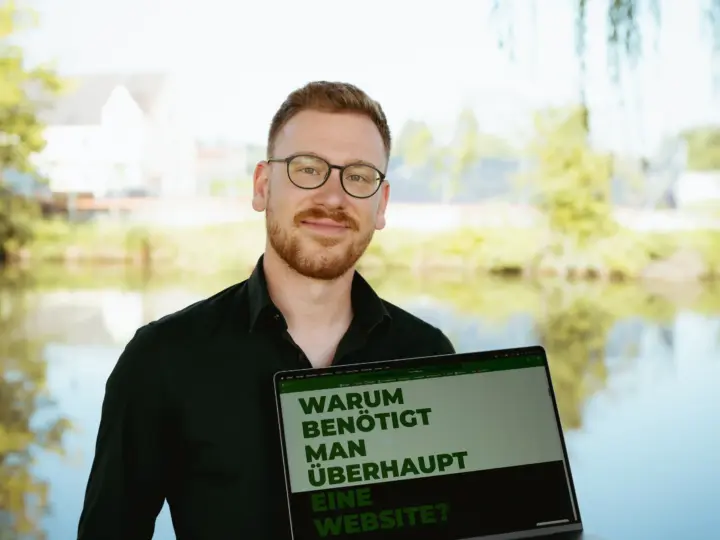 Ferdinand Nefzger von der Webdesign-Agentur FWN Media aus Manching bei Ingolstadt, am Laptop