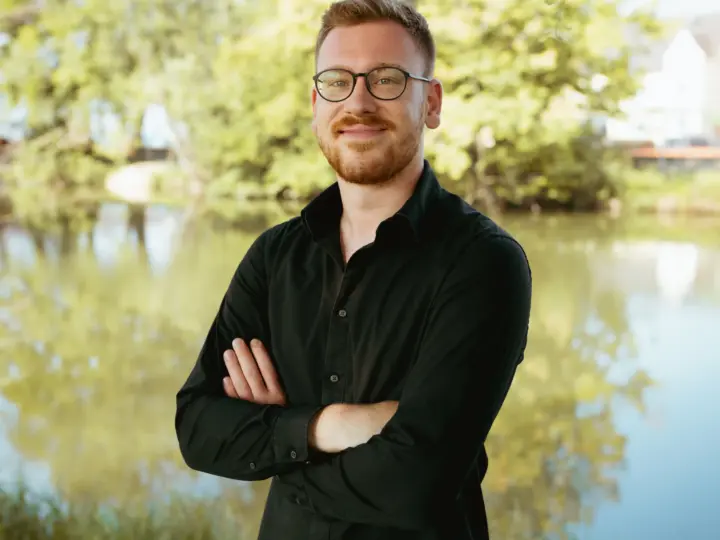 Ferdinand Nefzger von der Webdesign-Agentur FWN Media aus Manching bei Ingolstadt, selbstbewusst im Porträt