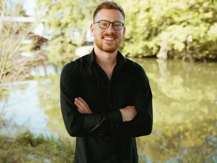Ferdinand Nefzger von der Webdesign-Agentur FWN Media aus Manching bei Ingolstadt, lachend im Porträt