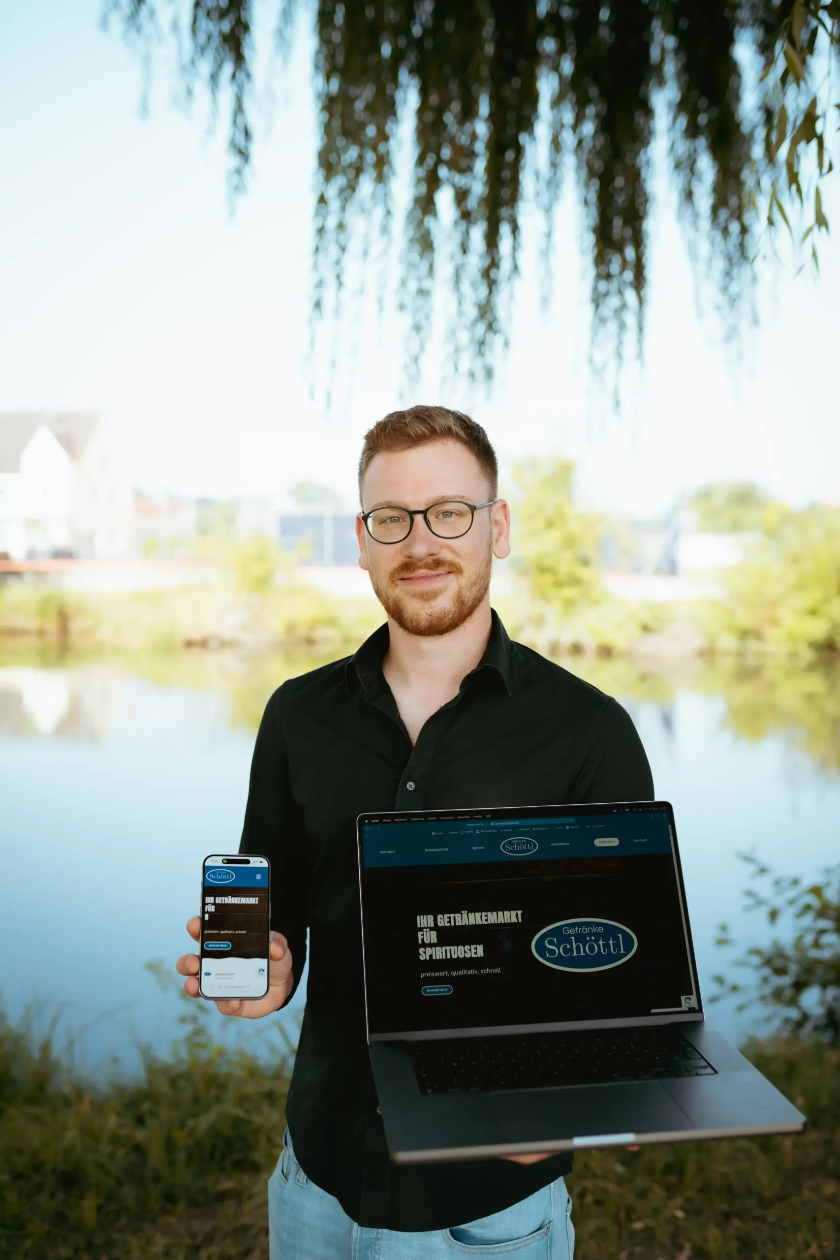 Ferdi zeigt eine fertige Website auf dem Laptop