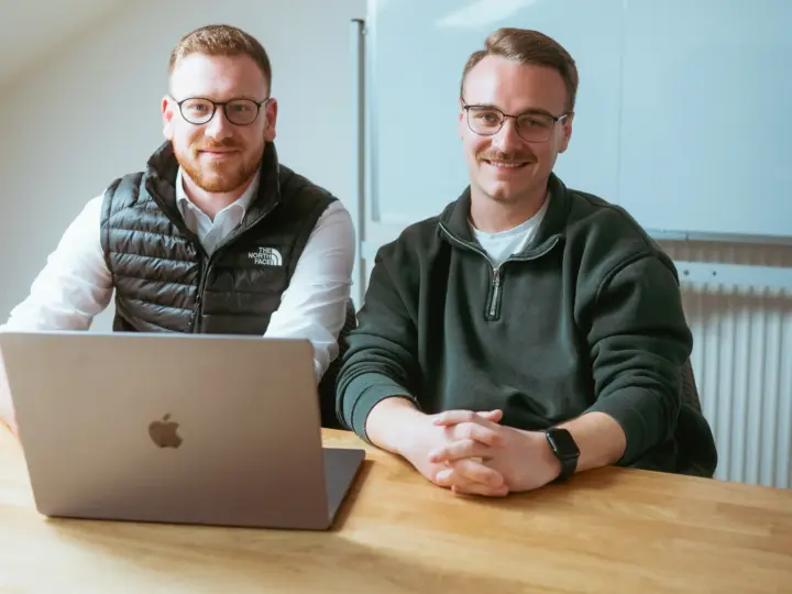 Daniel Weber und Ferdinand Nefzger von der Webdesign-Agentur FWN Media aus Manching bei Ingolstadt, in professioneller Aufnahme im Büro